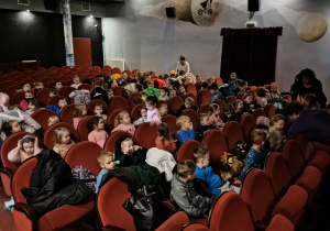 Dzieci czekają na projekcję filmu.