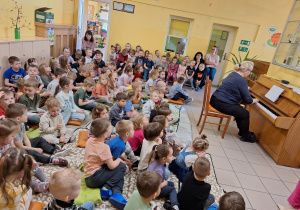 Przedszkolaki wraz ze swoimi paniami słuchają utworu „Oddanie” w wykonaniu Pani Walerii Zaniewskiej.