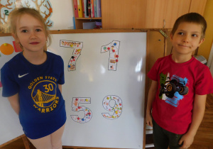 Dzieci z grupy "Słoneczek" prezentują wykonaną pracę.