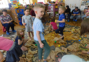 Dzieci bawią się i skaczą po labiryncie matematycznym.