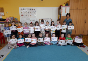 Dzieci z grupy "Biedronek" prezentują swoje prace - cyfrę 10.