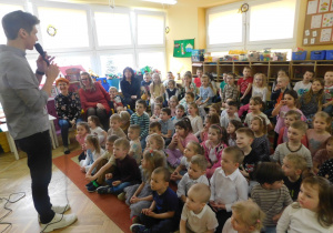 Pan Kacper wita dzieci i zapowwiada muzyków.