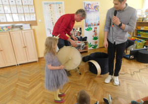 Do gry na tamburynie włączyły się również dzieci z grupy "Krasnoludków".