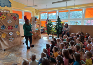 Skrzat Wicherek przedstawia dzieciom Marzannę - symbol zimy.