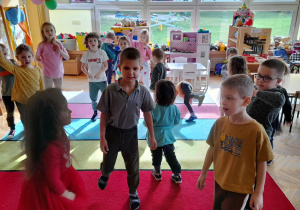 Dzieci przedstawiają złość za pomocą mimiki.