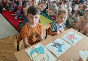 Dzieci z „Biedronek” prezentują ułożone obrazki.