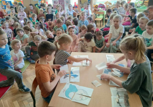 Dzieci z „Biedronek” i „Słoneczek” układają „”Ptasie puzzle”.