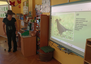 Pani Renia prezentuje ciekawostki z życia ptaków.