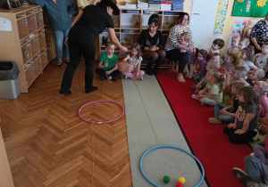 Pani Renia nagradza dzieci za udział w zabawie.