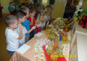 Grupa "Krasnoludków" prygląda się kolorowym potrawom na stole