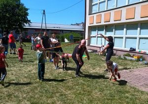 Chłopcy i dziadek Kuby przechodzą pod gumą sensoryczną.