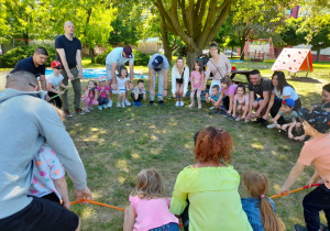 Wspólna zabawa z gumą sensoryczną do piosenki "Karuzela"