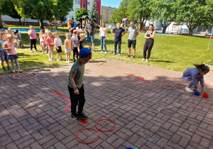 Dzieci z grupy "Biedronek" świetnie sobie radzą w zawodach "Tor przedszkód"