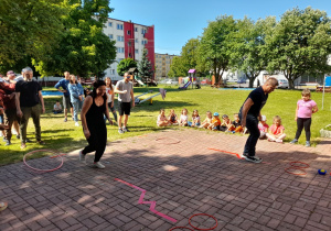 Rodzice z grupy "Biedronek" pokonują tor przeszkód.