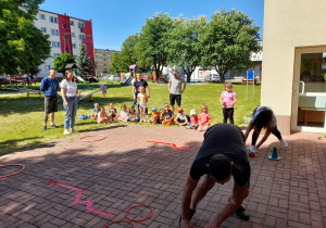 z Rodzice z grupy "Biedronek" świetnie sobie radzą w zawodach "Tor przedszkód"