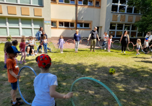 Zabawa ruchowa "Hop" z obręczami.