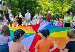 Pani Kamilka objaśnia uczestnikom zajęć zasady zabawy "Bocian i żabka".