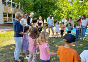 Zabawa wyciszająca z gumą sensoryczną.