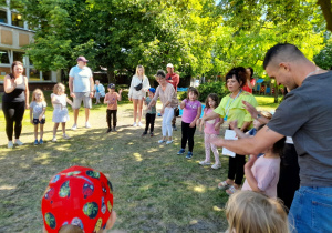 Zabawa ruchowa "Biedroneczka".