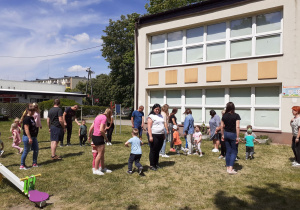 Dzieci biegają i na sygnał chowają się za stojących rodziców – drzewa w „Olbrzymim lesie”.