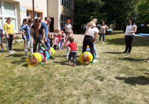 Krasnoludki ustawione w 2 rzędach przechodzą przez kolorowe tunele.