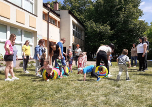 Rodzice kibicują dzieciom przechodzącym przez tunele.