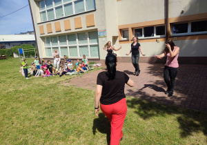 Mama Neli, Amelki i Julii skaczą na skakance.