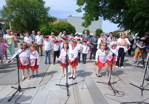 Dziewczynki śpiewają piosenkę.