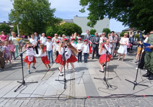 Krakowianki tańczą do piosenki "Symbole Polski".