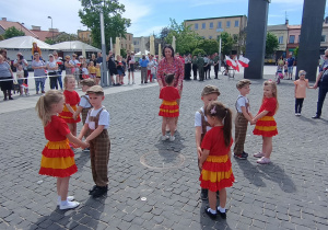 Dzieci oczekują na muzykę.