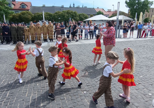 Misiaczki tańczą klepanego.