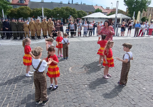 Czterolatki tańczą w parach.