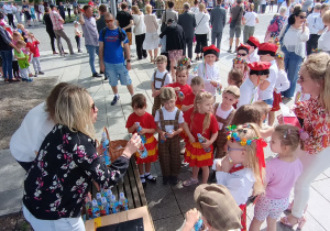 Po występie dzieci otrzymały wodę od organizatorów uroczystości.