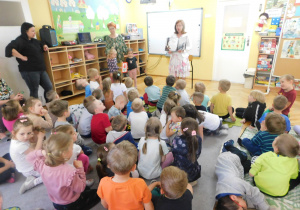 Pani bibliotekarka zadaje dzieciom pytania dotyczące treści bajki.