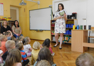 Dzieci odgadują zagadki dotyczące segregacji odpadów do odpowiednich koszy.