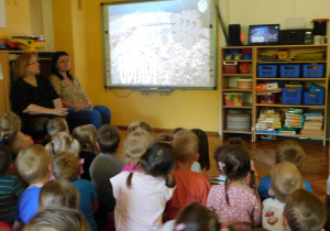 Wspólne oglądanie filmu dotyczącego odpadów.