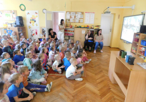 Dzieci oglądają film edukacyjny „Rady na odpady”.