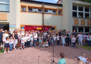 Pamiątkowe zdjęcie „Żabek” z rodzicami.