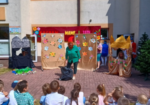 Krasnal - pani Halina wita przybyłych gości.