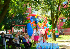 Dzieci i pani chętnie zjada samodzielnie zrobiony popcorn.