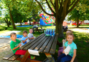 Ada, Michalina, Oliwia, Maksym i Klemens próbuja popcorn.