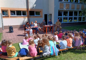 Dzieci witają przybyłych gości na akcję „Cała Polska czyta dzieciom”.