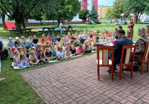 Wszyscy z zaciekawieniem słuchają kolejnych bajek.