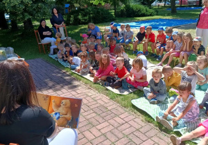 Przedszkolaki słuchają opowiadania "Pan miś nie może zasnąć".