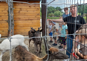 Przedszkolaki z uwagą słuchały opowieści Pani Przewodniczki.