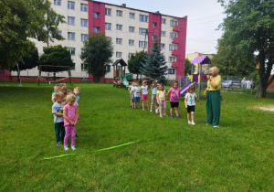 Pani Ania objaśnia zadanie do wykonania Biedroneczkom".