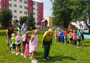 Pani Ania objaśnia kolejne zadanie.