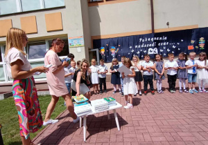 Nela otrzymuje dyplom od Pani Dyrektor i Rady Rodziców.