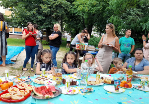 ,,Żabki " i ich rodzice spędzają czas w ogrodzie.