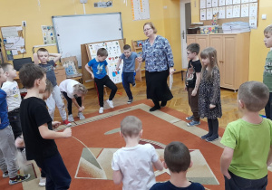 Dzieci z grupy Żabek stoją w kole i pokazują sposób n radzenie sobie ze złością.